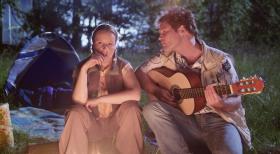 Das romantische Highlight des gemeinsamen Camping-Urlaubs: Ein Abend vor dem Lagerfeuer. Nur der Typ ist wirklich nervig! (Nina Vorbrodt, l. und Mirco Reseg, r.) © Sat.1