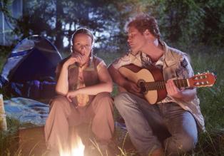 Das romantische Highlight des gemeinsamen Camping-Urlaubs: Ein Abend vor dem Lagerfeuer. Nur der Typ ist wirklich nervig! (Nina Vorbrodt, l. und Mirco Reseg, r.) © Sat.1