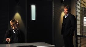 Bei den Ermittlungen im Mordfall Timothy Hartley stoßen Patrick (Simon Baker, r.) und Teresa auf dessen Schwiegermutter Elspeth (Frances Conroy, l.). Doch hat sie damit etwas zu tun? © Warner Bros. Television