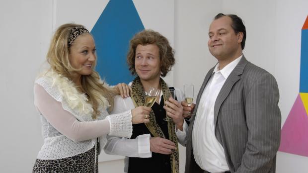 Max Kohr Sat.1 Janine (Janine Kunze, l.) merkt nicht, dass der Künstler Mathias (Mathias Sch...