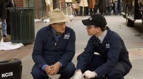 Als Ducky (David McCallum, l.) und Jimmy Palmer (Brian Dietzen, r.) zu einem Tatort gerufen werden, um eine Leiche  zu untersuchen, wird Ducky von einer vermummten Frau angegriffen und in die Hand gestochen. Gibbs und sein Team werden alarmiert ... © CBS Television