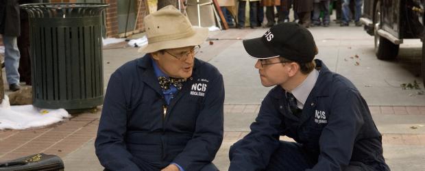 Als Ducky (David McCallum, l.) und Jimmy Palmer (Brian Dietzen, r.) zu einem Tatort gerufen werden, um eine Leiche zu untersuchen, wird Ducky von einer vermummten Frau angegriffen und in die Hand gestochen. Gibbs und sein Team werden alarmiert ... © CBS Television Als Ducky (David McCallum, l.) und Jimmy Palmer (Brian Dietzen, r.) zu einem Tatort gerufen werden, um eine Leiche zu untersuchen, wird Ducky von einer vermummten Frau angegriffen und in die Hand gestochen. Gibbs und sein Team werden alarmiert ... © CBS Television