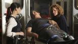 Der Täter hat auch schon ein neues Paar, Abby (Robyn Lively, r.) und Ian (William Mapother, M.), "in Arbeit", da tauchen Rossi, Hotch, Prentiss (Paget Brewster, l), Reid und Derek auf ... © Touchstone Television