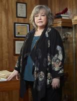 Harry's Law - (1. Staffel) - Nachdem sie ihren Job verloren hat, eröffnet Harriet Korn (Kathy Bates) eine eigene Kanzlei - in einem heruntergekommenen Schuhladen ... © Warner Bros. Television