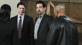 In einem bewachten Wohnviertel in New Mexico werden mehrere Frauen in ihren Häusern ermordet. Prentiss (Paget Brewster, l.), Hotch (Thomas Gibson, 2.v.l.), Rossi (Joe Mantegna, 2.v.r.) und Morgan (Shemar Moore, r.) vesuchen alles, um den Täter ausfindig zu machen ... © ABC Studios