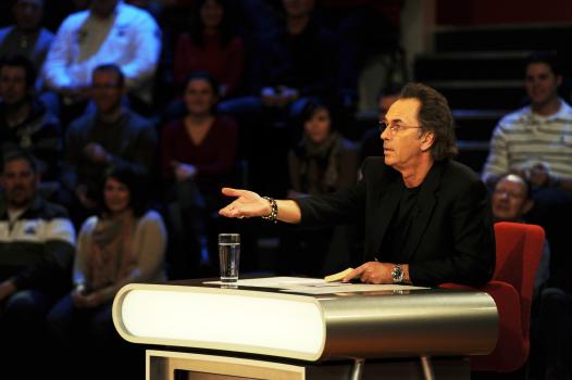 Hugo Egon Balder moderiert die Comedy Show "Genial daneben - Die Comedy Arena". © SAT.1
