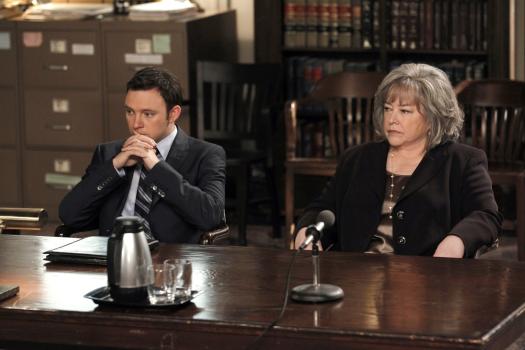 Harry's Law - Harry (Kathy Bates, r.) vertritt Justin Graham in einem Mordprozess. Doch bald ist sie davon überzeugt, dass dieser tatsächlich seine Frau umgebracht hat und es stellt sich für sie die Gewissensfrage als Anwalt. Sie lässt den Prozess platzen. Adam (Nathan Corddry, l.) steht ihr dabei bei ... © Warner Bros. Television