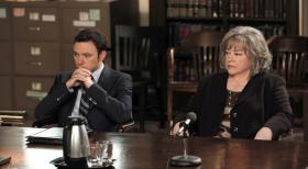 Harry's Law - Harry (Kathy Bates, r.) vertritt Justin Graham in einem Mordprozess. Doch bald ist sie davon überzeugt, dass dieser tatsächlich seine Frau umgebracht hat und es stellt sich für sie die Gewissensfrage als Anwalt. Sie lässt den Prozess platzen. Adam (Nathan Corddry, l.) steht ihr dabei bei ... © Warner Bros. Television