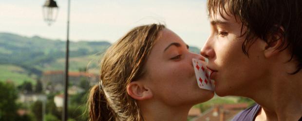 Französisch für Anfänger - Bei einem Spiel kommen sich Hendrik (François Goeske, r.) und Valerie (Paula Schramm, l.) endlich näher ... © Constantin Film