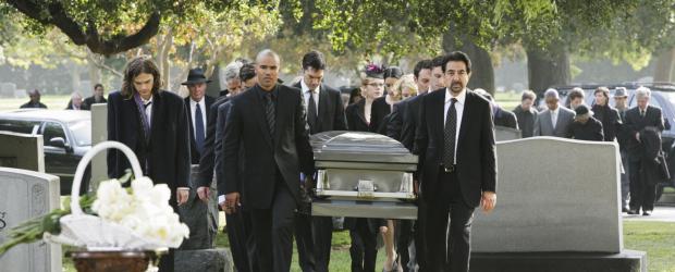 Geben Haley Hotcher das letzte Geleit: Reid (Matthew Gray Gubler, vorne l.), Morgan (Shemar Moore, vorne M.), Hotch (Thomas Gibson, hintern Sarg, l.), Garcia (Kirsten Vangsness, hinterm Sarg, r.) und Rossi (Joe Mantegna, vorne r.) ... © Touchstone Television