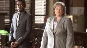 Harry's Law - Harriets (Kathy Bates, r.) erster Fall ist der Selbstmörder Malcolm  (Aml Ameen, l.), der bei einem Sprung von einem Gebäude auf ihr gelandet ist ... © Warner Bros. Television