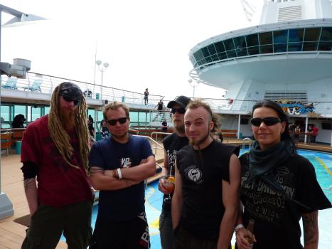 Was passiert, wenn 2000 Rocker und 40 Heavy Metal-Bands auf einem Kreuzfahrtschiff durch die Karibik schippern? Wird die Reise für die Besatzung ein "Cruise to Hell"? © SAT.1