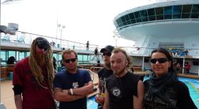 Was passiert, wenn 2000 Rocker und 40 Heavy Metal-Bands auf einem Kreuzfahrtschiff durch die Karibik schippern? Wird die Reise für die Besatzung ein "Cruise to Hell"? © SAT.1