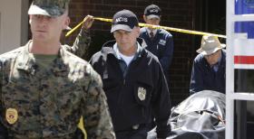 Ein Wachmann einer Bank auf dem Navy-Stützpunkt in Quantico wird bei einem Überfall erschossen. Gibbs (Mark Harmon, 2.v.l.), Ducky (David McCallum, r.) und die anderen Mitglieder des Teams ermitteln ... © CBS Television