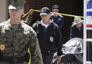 Ein Wachmann einer Bank auf dem Navy-Stützpunkt in Quantico wird bei einem Überfall erschossen. Gibbs (Mark Harmon, 2.v.l.), Ducky (David McCallum, r.) und die anderen Mitglieder des Teams ermitteln ... © CBS Television
