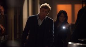 The Mentalist - Die Leiche von Archie Bloom jr., dem Sohn des Schulrats Archie Bloom senior, wird verbrannt und mit Handschellen ans Lenkrad seines verkohlten Autos gefesselt in der Nähe des Hintereingangs eines Travestietheaters gefunden. Patrick (Simon Baker, l.) und Teresa (Robin Tunney, r.) beginnen mit den Ermittlungen ... © Warner Bros. Television