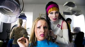 Ein Friseursalon: Schönheitszentrum und Tratschbörse in einem. Das Neueste aus der Nachbarschaft wird hier direkt zur Frisur mitgeliefert. Bei dem heutigen Termin wird klar, warum bei Frauen zu einer neuen Liebe auch immer ein neues Styling gehört. Was aber, wenn frau sich nicht wirklich sicher ist? Dann ist es echt zum Haare raufen! © Sat.1
