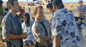Nachdem bei Steve (Alex O'Loughlin, l.) eingebrochen und dann auch noch seine Schwester entführt wurde, versucht er gemeinsam mit Danny (Scott Caan, M.), Chin und Kono alles um sie zu finden. Doch wird Mamo (Al Harrington, r.) ihnen weiterhelfen können? © TM &   2010 CBS Studios Inc. All Rights Reserved.