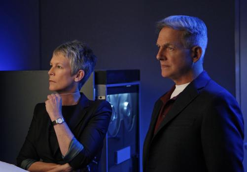 Navy CIS - Müssen in einem neuen Fall zusammen arbeiten: Gibbs (Mark Harmon, r.) und Dr. Samantha Ryan (Jamie Lee Curtis, l.) ... © 2012 CBS Broadcasting Inc. All Rights Reserved.