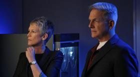 Navy CIS - Müssen in einem neuen Fall zusammen arbeiten: Gibbs (Mark Harmon, r.) und Dr. Samantha Ryan (Jamie Lee Curtis, l.) ... © 2012 CBS Broadcasting Inc. All Rights Reserved.