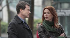 Unforgettable - Carrie Wells (Poppy Montgomery, r.) hat Hyperthymesia, ein seltenes Syndrom, das ihr die Fähigkeit gibt, sich visuell an alles zu erinnern. Als ein Mord passiert, bei dem ihre ehemaliger Freund und Partner Detective Al Burns (Dylan Walsh, l.) ermittelt, bittet er sie um Hilfe bei der Lösung des kniffligen Falles ... © Sony Pictures Television Inc. All Rights Reserved.