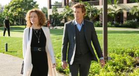 Bei den Ermittlungen in einem neuen Mordfall, trifft Patrick Jane (Simon Baker, r.) auf seine alte Bekannte Kristina Frye (Leslie Hope, l.), die von der örtlichen Polizei engagiert wurde, um mit ihren übersinnlichen Fähigkeiten Morde aufzuklären. Patrick misstraut ihr zutiefst, da sie behauptet, sie könne mit den Geistern Verstorbener Kontakt aufnehmen ... © Warner Brothers