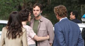 Nachdem die Leiche von Henry Dahl gefunden wurde, beginnen Patrick Jane (Simon Baker, r.) und Teresa Lisbon (Robin Tunney, l.) mit den Ermittlungen und stoßen dabei auf Betsy (Michele Hicks, 2.v.l.) und Sean (Gil McKinney, 2.v.r.). Doch haben sie damit etwas zu tun? © Warner Bros. Television