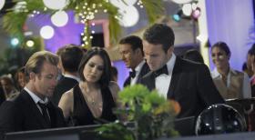 Hawaii Five-0 - Danny (Scott Caan, l.), Catherine (Michelle Borth, M.) und Steve (Alex O'Loughlin, r.) genießen eine Wohltätigkeitsveranstaltung, die allerdings jäh unterbrochen wird, als im Wäschekeller eine Leiche gefunden wird ... © TM &   CBS Studios Inc. All Rights Reserved.