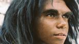 Durch einen Meteorit, wird der eingefrorene Neandertalerjunge Bataa (Clarence John Ryan) zum Leben erweckt ... © Dor Film Durch einen Meteorit, wird der eingefrorene Neandertalerjunge Bataa (Clarence John Ryan) zum Leben erweckt ... © Dor Film