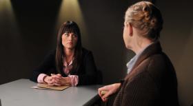 Als Fondsmanager Timothy Hartley auf einer Wiese erschossen und mit durchschnittener Kehle aufgefunden wird, beginnen Patrick und Teresa (Robin Tunney, l.) sofort mit den Ermittlungen und stoßen dabei Elspeth (Frances Conroy, r.). Doch kann sie ihnen weiterhelfen? © Warner Bros. Television