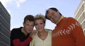 Comedian Mathias Schlung (l.) ist in die Comedy-WG mit Mirja Boes (M.) und Markus Majowski (r.) gezogen. © Sat.1