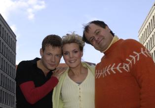 Comedian Mathias Schlung (l.) ist in die Comedy-WG mit Mirja Boes (M.) und Markus Majowski (r.) gezogen. © Sat.1