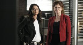 The Mentalist - Ein neuer Fall beschäftigt Teresa (Robin Tunney, l.) und Brenda Shettrick (Rebecca Wisocky, r.) ... © Warner Bros. Television