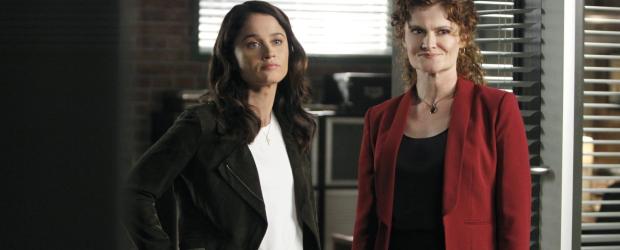 Ein neuer Fall beschäftigt Teresa (Robin Tunney, l.) und Brenda Shettrick (Rebecca Wisocky, r.) ... © Warner Bros. Television Ein neuer Fall beschäftigt Teresa (Robin Tunney, l.) und Brenda Shettrick (Rebecca Wisocky, r.) ... © Warner Bros. Television