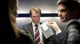 Als Mick und Andreas (Maximilian Grill, r.) Umweltpolitiker Max Sonnenberg (Hubertus Grimm, M.) mit der Aussage der Überwachungschefin Karin Holz (Sonja Baum, l.) konfrontieren, beginnt dessen Fassade an zu bröckeln ... © SAT.1