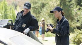 Navy CIS - Ein neuer Fall beschäftigt Ziva (Cote de Pablo, r.) und Tony (Michael Weatherly, l.) ... © CBS Television Navy CIS - Ein neuer Fall beschäftigt Ziva (Cote de Pablo, r.) und Tony (Michael Weatherly, l.) ... © CBS Television
