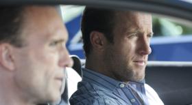 Hawaii Five-0 - Ein US-Marshal wird in einem Flugzeug ermordet, wie sich herausstellt, ein ehemaliger Kollege und Freund von Danny (Scott Caan, r.). Das Five-O Team findet heraus, dass hinter dem Mord Rick Peterson (Peter Greene, l.) steckt, Dannys ehemaliger Vorgesetzter, ein korrupter Cop, der vor zehn Jahren durch Dannys Aussage vor Gericht zu einer langen Haftstrafe verurteilt worden war und sich nun am ihm rächen möchte ... © TM &   CBS Studios Inc. All Rights Reserved.