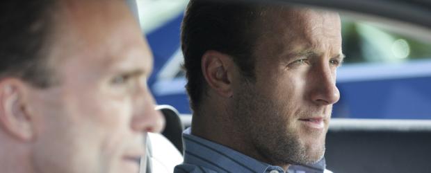 Hawaii Five-0 - Ein US-Marshal wird in einem Flugzeug ermordet, wie sich herausstellt, ein ehemaliger Kollege und Freund von Danny (Scott Caan, r.). Das Five-O Team findet heraus, dass hinter dem Mord Rick Peterson (Peter Greene, l.) steckt, Dannys ehemaliger Vorgesetzter, ein korrupter Cop, der vor zehn Jahren durch Dannys Aussage vor Gericht zu einer langen Haftstrafe verurteilt worden war und sich nun am ihm rächen möchte ... © TM & CBS Studios Inc. All Rights Reserved. Hawaii Five-0 - Ein US-Marshal wird in einem Flugzeug ermordet, wie sich herausstellt, ein ehemaliger Kollege und Freund von Danny (Scott Caan, r.). Das Five-O Team findet heraus, dass hinter dem Mord Rick Peterson (Peter Greene, l.) steckt, Dannys ehemaliger Vorgesetzter, ein korrupter Cop, der vor zehn Jahren durch Dannys Aussage vor Gericht zu einer langen Haftstrafe verurteilt worden war und sich nun am ihm rächen möchte ... © TM & CBS Studios Inc. All Rights Reserved.