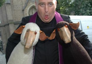 Markus Maria Profitlich als Pfarrer. © Sat.1