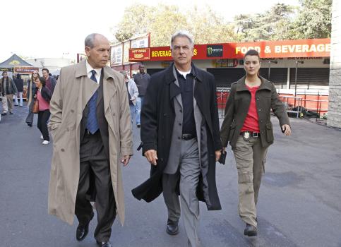 Navy CIS - Ermitteln in einem neuen Fall: FBI Agent T.C. Fornell (Joe Spano, l.), Special Agent Leroy Jethro Gibbs (Mark Harmon, M.) und Special Agent Ziva David (Cote de Pablo, r.)  ... © CBS Television