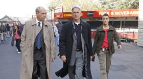 Navy CIS - Ermitteln in einem neuen Fall: FBI Agent T.C. Fornell (Joe Spano, l.), Special Agent Leroy Jethro Gibbs (Mark Harmon, M.) und Special Agent Ziva David (Cote de Pablo, r.)  ... © CBS Television