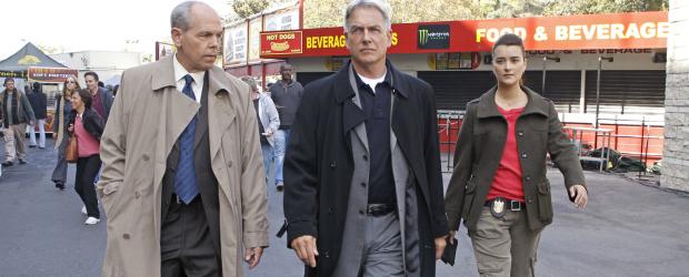 Navy CIS - Ermitteln in einem neuen Fall: FBI Agent T.C. Fornell (Joe Spano, l.), Special Agent Leroy Jethro Gibbs (Mark Harmon, M.) und Special Agent Ziva David (Cote de Pablo, r.)  ... © CBS Television