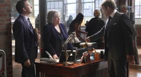 Harry's Law - Neue Herausforderungen warten auf Adam (Nathan Corddry, l.), Oliver (Mark Valley, r.) und Harry (Kathy Bates, M.) ... © Warner Bros. Television