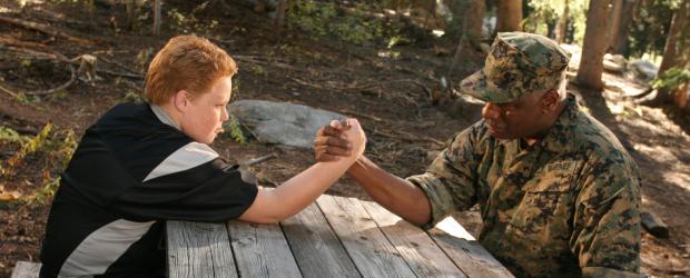Nur ein ganz besonders mutiger Mann ist dieser Aufgabe gewachsen: Oberst Buck Hinton (Richard Gant, r.) versucht alles, um die Kinder des Feriencamps wie den kleinen Billy West (Tyger Rawlings, l.) auf Vordermann zu bringen, damit sie gegen ein konkurrierendes Lager beim Wettkampf gewinnen können. © Sony 2007 CPT Holdings, Inc.  All Rights Reserved.