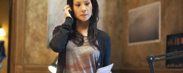 Elementary - Hat sich dazu entschlossen, ihre Karriere als Chirurgin aufzugeben: Joan Watson (Lucy Liu) ... © CBS Television Elementary - Hat sich dazu entschlossen, ihre Karriere als Chirurgin aufzugeben: Joan Watson (Lucy Liu) ... © CBS Television