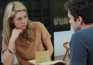 Das verlorene Labyrinth (1) - Als in ihrem Umfeld immer mehr Menschen verschwinden, wird Alice (Vanessa Kirby, l.) bewusst, dass ihr Fund mehr als nur historische Bedeutung haben muss. In ihrer Not wendet sie sich an Will (Sebastian Stan, r.), den Geliebten der dubiosen Geschäftsfrau Marie-Cecile de L'Orador ... © SAT.1/2011 Tandem Productions GmbH & Film Afrika Worldwide (Pty) Limited South Africa. All Rights Reserved.
