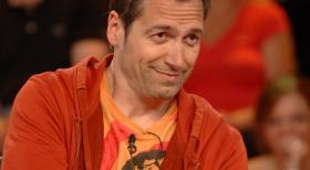 Dieter Nuhr schaut zwar skeptisch, steht aber trotzdem voll hinter den Antworten seiner "Rate-Kollegen" ... © Sat.1 Dieter Nuhr schaut zwar skeptisch, steht aber trotzdem voll hinter den Antworten seiner "Rate-Kollegen" ... © Sat.1