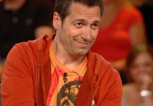 Dieter Nuhr schaut zwar skeptisch, steht aber trotzdem voll hinter den Antworten seiner "Rate-Kollegen" ... © Sat.1