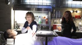 Unforgettable - Müssen den Mord an einer jungen Tennisspielerin aufklären: Carrie (Poppy Montgomery, l.) und Joanne Webster (Jane Curtin, M.) ... © 2011 CBS Broadcasting Inc. All Rights Reserved.