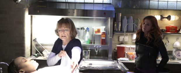Müssen den Mord an einer jungen Tennisspielerin aufklären: Carrie (Poppy Montgomery, l.) und Joanne Webster (Jane Curtin, M.) ... © 2011 CBS Broadcasting Inc. All Rights Reserved. Müssen den Mord an einer jungen Tennisspielerin aufklären: Carrie (Poppy Montgomery, l.) und Joanne Webster (Jane Curtin, M.) ... © 2011 CBS Broadcasting Inc. All Rights Reserved.